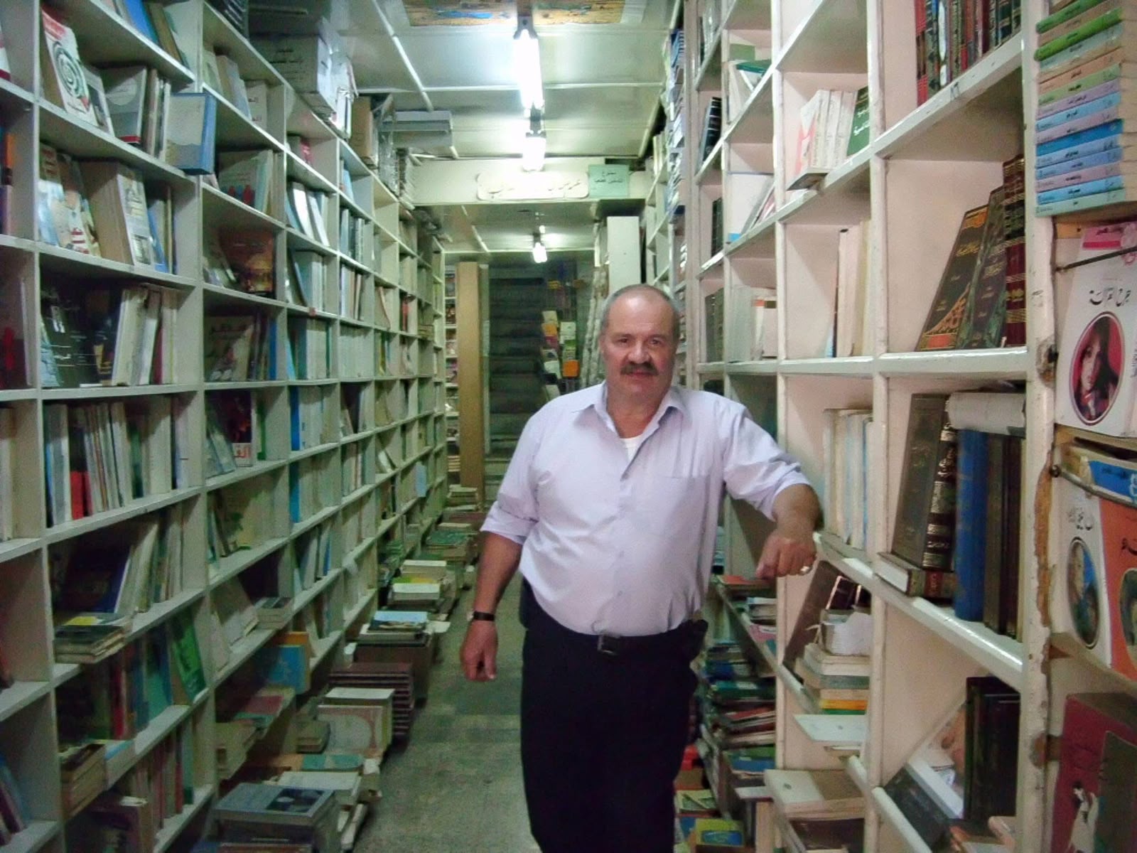 العم أبو محمد بين رفوف مكتبة المحتسب