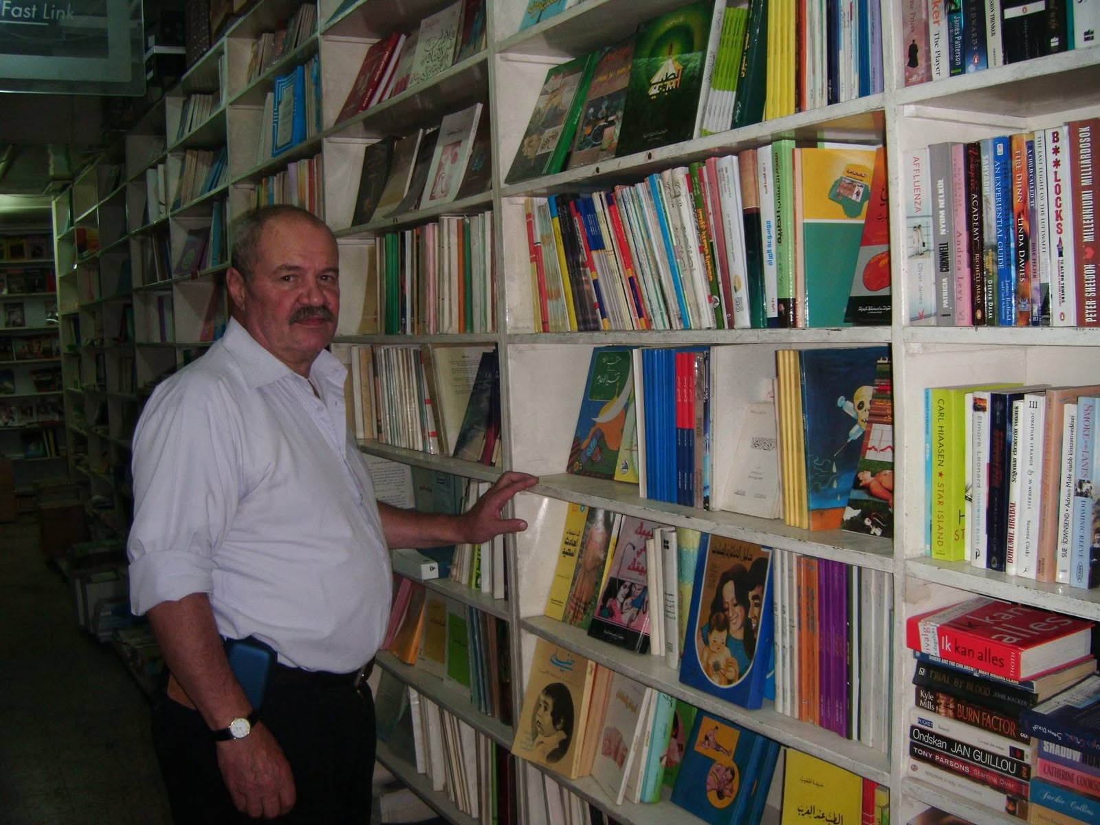 رفوف الكتب في مكتبة المحتسب
